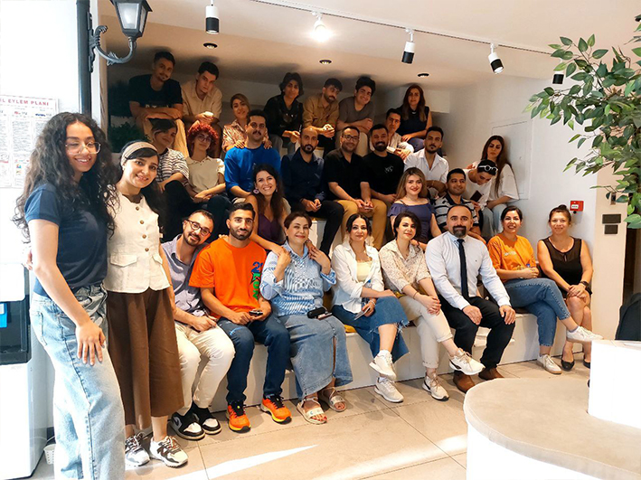 دکتر مجید عقلمند در کنار ایرانیان استانبول است. 