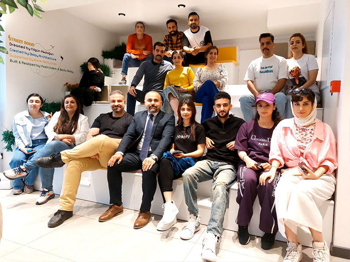 دکتر مجید عقلمند در کنار ایرانیان استانبول است. 